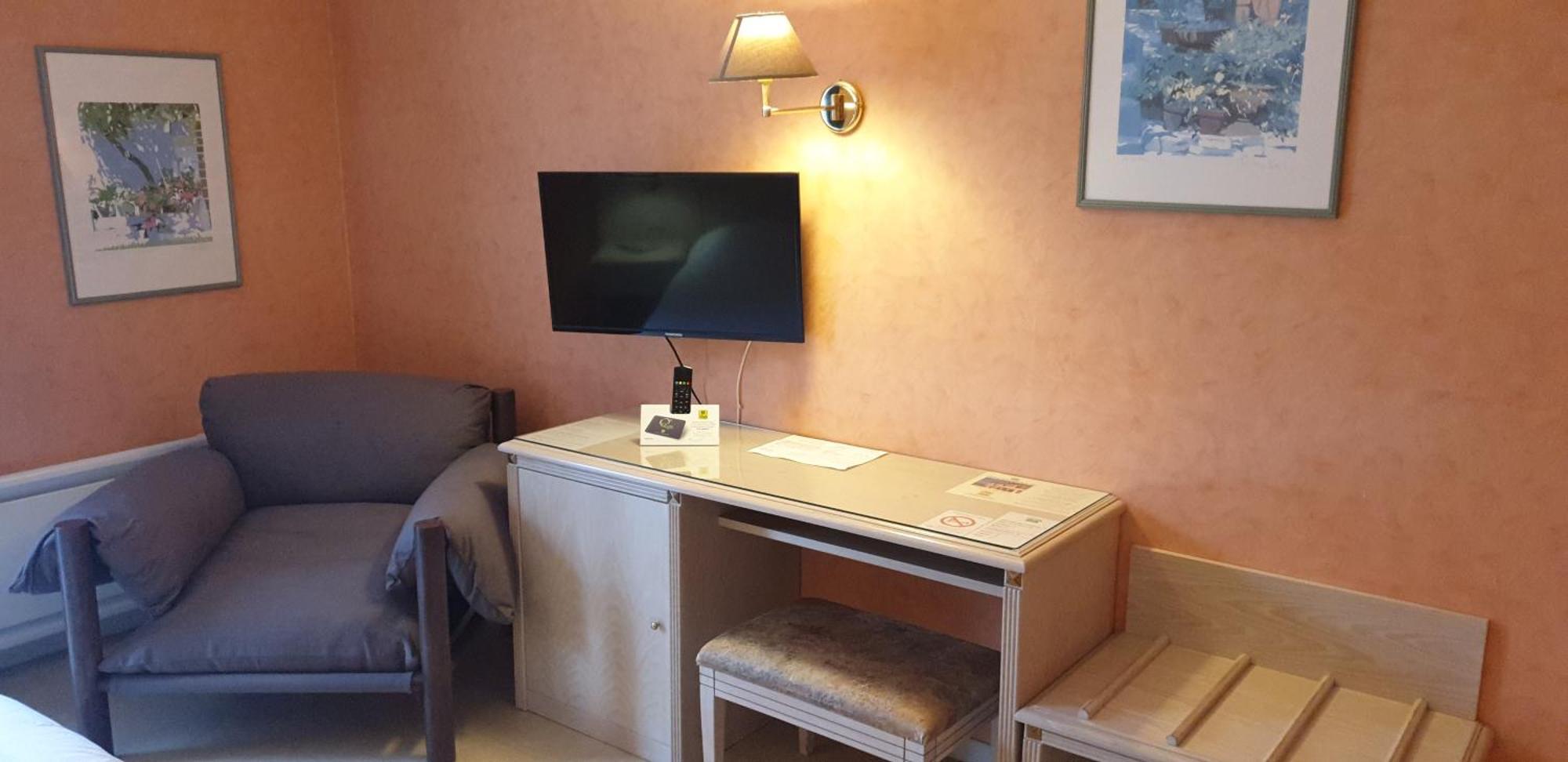 Logis L'Auberge Bourbonnaise Saint-Yorre エクステリア 写真