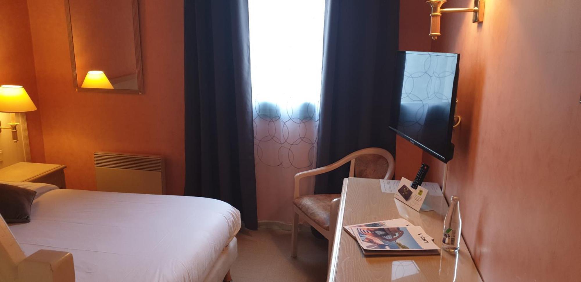 Logis L'Auberge Bourbonnaise Saint-Yorre エクステリア 写真