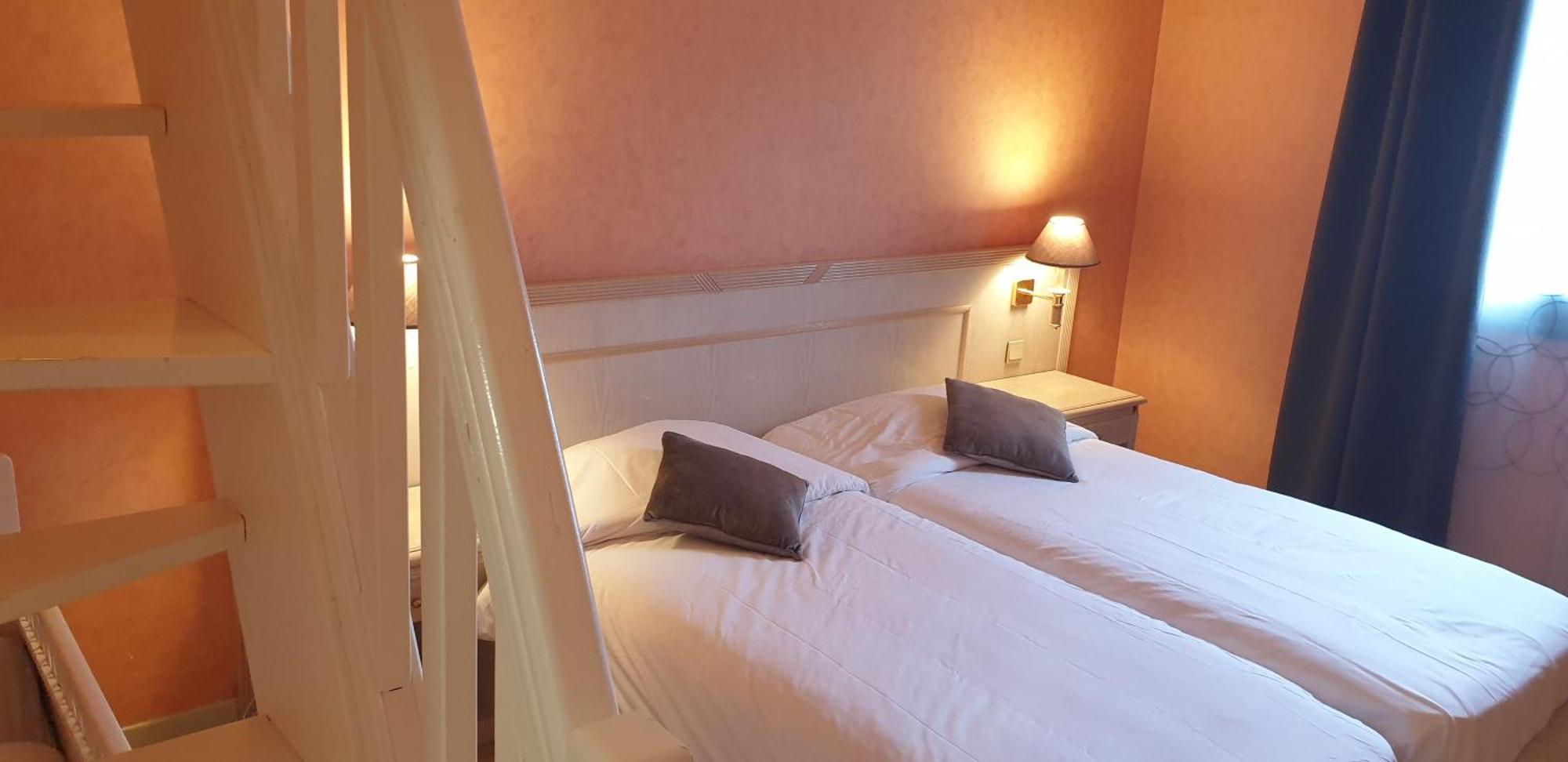 Logis L'Auberge Bourbonnaise Saint-Yorre エクステリア 写真