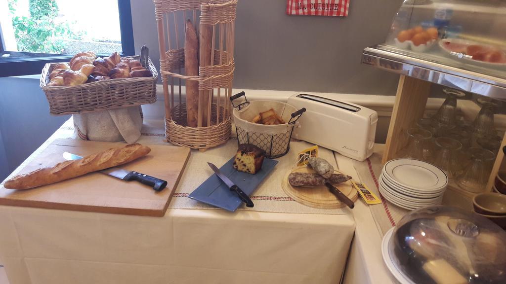 Logis L'Auberge Bourbonnaise Saint-Yorre エクステリア 写真