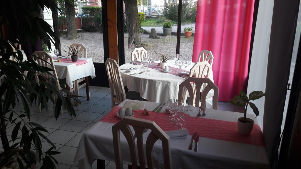 Logis L'Auberge Bourbonnaise Saint-Yorre エクステリア 写真