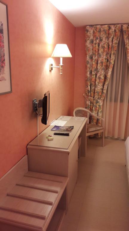Logis L'Auberge Bourbonnaise Saint-Yorre エクステリア 写真