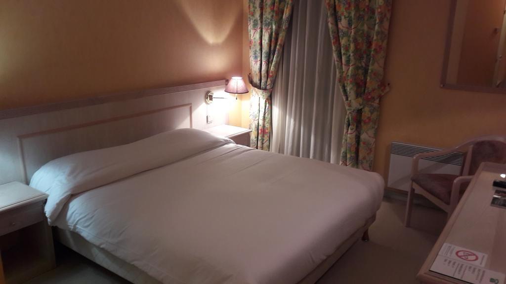 Logis L'Auberge Bourbonnaise Saint-Yorre エクステリア 写真