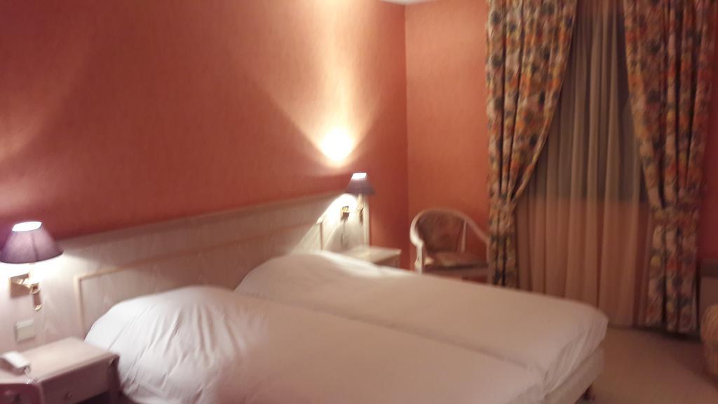 Logis L'Auberge Bourbonnaise Saint-Yorre エクステリア 写真