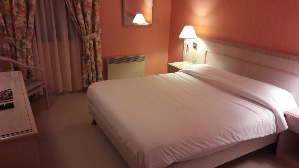 Logis L'Auberge Bourbonnaise Saint-Yorre エクステリア 写真