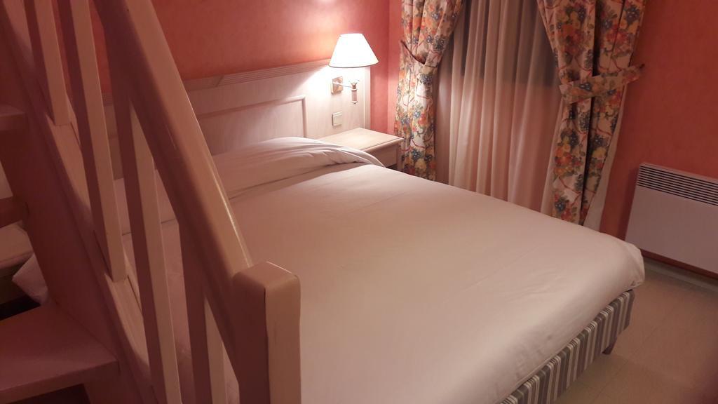 Logis L'Auberge Bourbonnaise Saint-Yorre エクステリア 写真