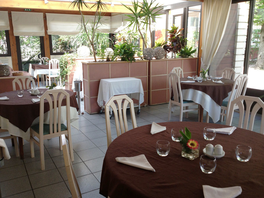 Logis L'Auberge Bourbonnaise Saint-Yorre エクステリア 写真