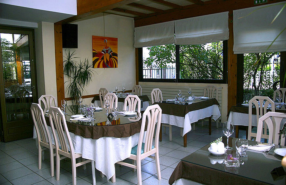 Logis L'Auberge Bourbonnaise Saint-Yorre エクステリア 写真