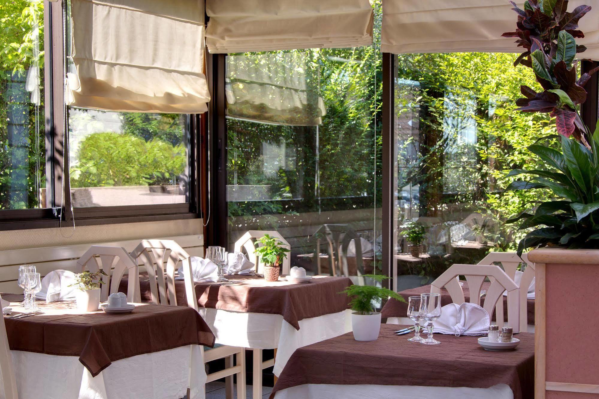 Logis L'Auberge Bourbonnaise Saint-Yorre エクステリア 写真