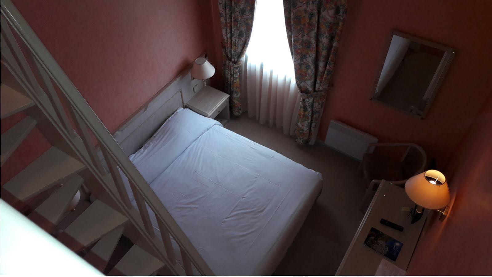 Logis L'Auberge Bourbonnaise Saint-Yorre エクステリア 写真