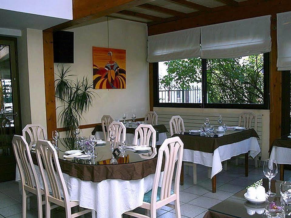 Logis L'Auberge Bourbonnaise Saint-Yorre エクステリア 写真